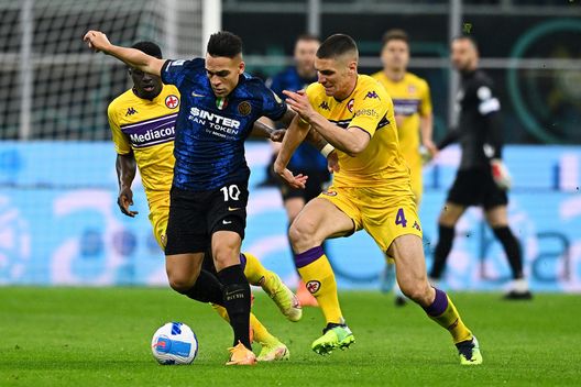 MILAN, ITALY - MARCH 19: Lautaro Martinez of FC Internazionale is challenged by Nikola Milenkovic of ACF Fiorentina during the Serie A match between FC Internazionale and ACF Fiorentina at Stadio Giuseppe Meazza on March 19, 2022 in Milan, Italy. (Photo by Mattia Ozbot - Inter/Inter via Getty Images) L’indeciso Milenkovic: il tempo stringe, restare adesso o mai più- immagine 2