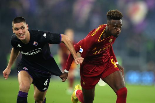 ROME, ITALY - JANUARY 15: Tammy Abraham of AS Roma is challenged by Nikola Milenkovic of ACF Fiorentina during the Serie A match between AS Roma and ACF Fiorentina at Stadio Olimpico on January 15, 2023 in Rome, Italy. (Photo by Paolo Bruno/Getty Images) Abraham: “Grande sintonia con Dybala, stiamo crescendo molto”- immagine 2
