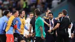 La furia del Matador: rigore negato, Cavani sbatte a terra il monitor del Var