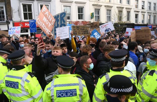 LONDON, ENGLAND - APRIL 20: Police line up as Chelsea fans protest against the newly proposed European Super League prior to the Premier League match between Chelsea and Brighton & Hove Albion at Stamford Bridge on April 20, 2021 in London, England. Sporting stadiums around the UK remain under strict restrictions due to the Coronavirus Pandemic as Government social distancing laws prohibit fans inside venues resulting in games being played behind closed doors. (Photo by Mike Hewitt/Getty Images) LONDON, ENGLAND - APRIL 20: Police line up as Chelsea fans protest against the newly proposed European Super League prior to the Premier League match between Chelsea and Brighton & Hove Albion at Stamford Bridge on April 20, 2021 in London, England. Sporting stadiums around the UK remain under strict restrictions due to the Coronavirus Pandemic as Government social distancing laws prohibit fans inside venues resulting in games being played behind closed doors. (Photo by Mike Hewitt/Getty Images)