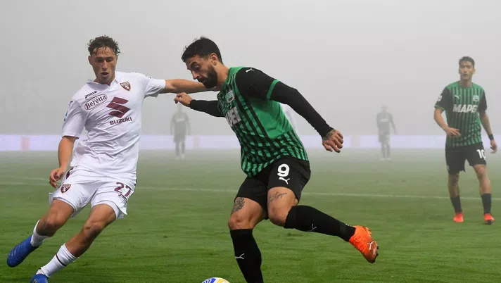 REGGIO NELL'EMILIA, ITALY - OCTOBER 23:  Francesco Caputo of US Sassuolo competes for the ball with Mergim Vojvoda of Torino FC during the Serie A match between US Sassuolo and Torino FC at Mapei Stadium - Città del Tricolore on October 23, 2020 in Reggio nell'Emilia, Italy. (Photo by Alessandro Sabattini/Getty Images)