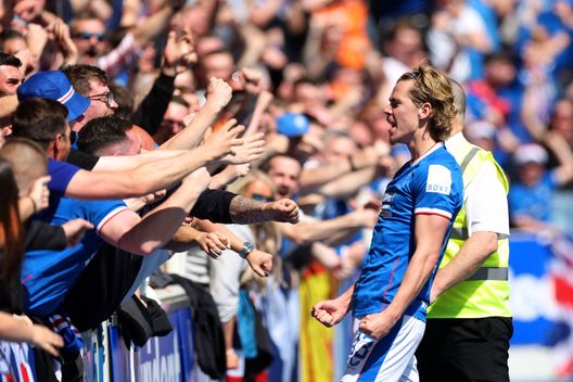 Todd Cantwell festeggiato dai tifosi Rangers (Photo by Ian MacNicol/Getty Images) Il Celtic poteva arrivare al record di 106 punti: i Rangers vincono il derby e fermano tutto…- immagine 2
