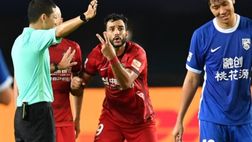 Cina, abbatte l’arbitro con una spallata: espulso il brasiliano Dourado