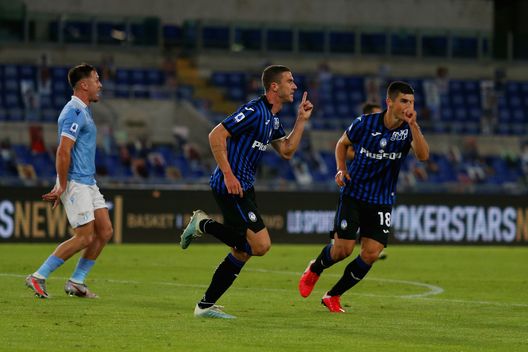 ROME, ITALY - SEPTEMBER 30: Robin Gosens of Atalanta BC celebrates after scoring the opening goal during the Serie A match between SS Lazio and Atalanta BC at Stadio Olimpico on September 30, 2020 in Rome, Italy. (Photo by Paolo Bruno/Getty Images) ROME, ITALY - SEPTEMBER 30: Robin Gosens of Atalanta BC celebrates after scoring the opening goal during the Serie A match between SS Lazio and Atalanta BC at Stadio Olimpico on September 30, 2020 in Rome, Italy. (Photo by Paolo Bruno/Getty Images)