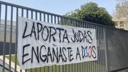 Barcellona, striscioni contro Laporta: “Giuda, hai ingannato Messi”