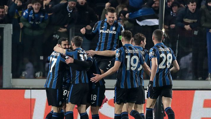 BERGAMO, ITALY - MARCH 10: Luis Muriel of Atalanta BC celebrates scoring their sides third goal of the game with teammates during the UEFA Europa League Round of 16 Leg One match between Atalanta and Bayer Leverkusen at Stadio di Bergamo on March 10, 2022 in Bergamo, Italy. (Photo by Emilio Andreoli/Getty Images) atalanta