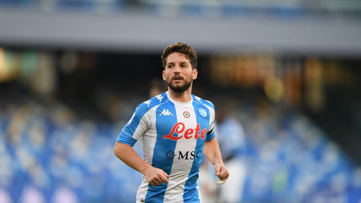 NAPLES, ITALY - DECEMBER 13: Dries Mertens of SSC Napoli during the Serie A match between SSC Napoli and UC Sampdoria at Stadio Diego Armando Maradona on December 13, 2020 in Naples, Italy. Sporting stadiums around Italy remain under strict restrictions due to the Coronavirus Pandemic as Government social distancing laws prohibit fans inside venues resulting in games being played behind closed doors. (Photo by Francesco Pecoraro/Getty Images) Scarnecchia: “So che la Fiorentina ha contattato Mertens. Arriveranno dei colpi” - immagine 1