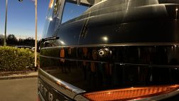 Ultras Gladbach furenti dopo il derby perso: assalto al pullman del Colonia, feriti 3 agenti