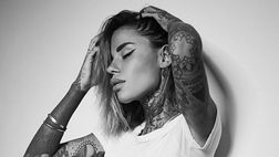 Zoe Cristofoli, l’ultimo scatto in bianco e nero esalta le sue forme