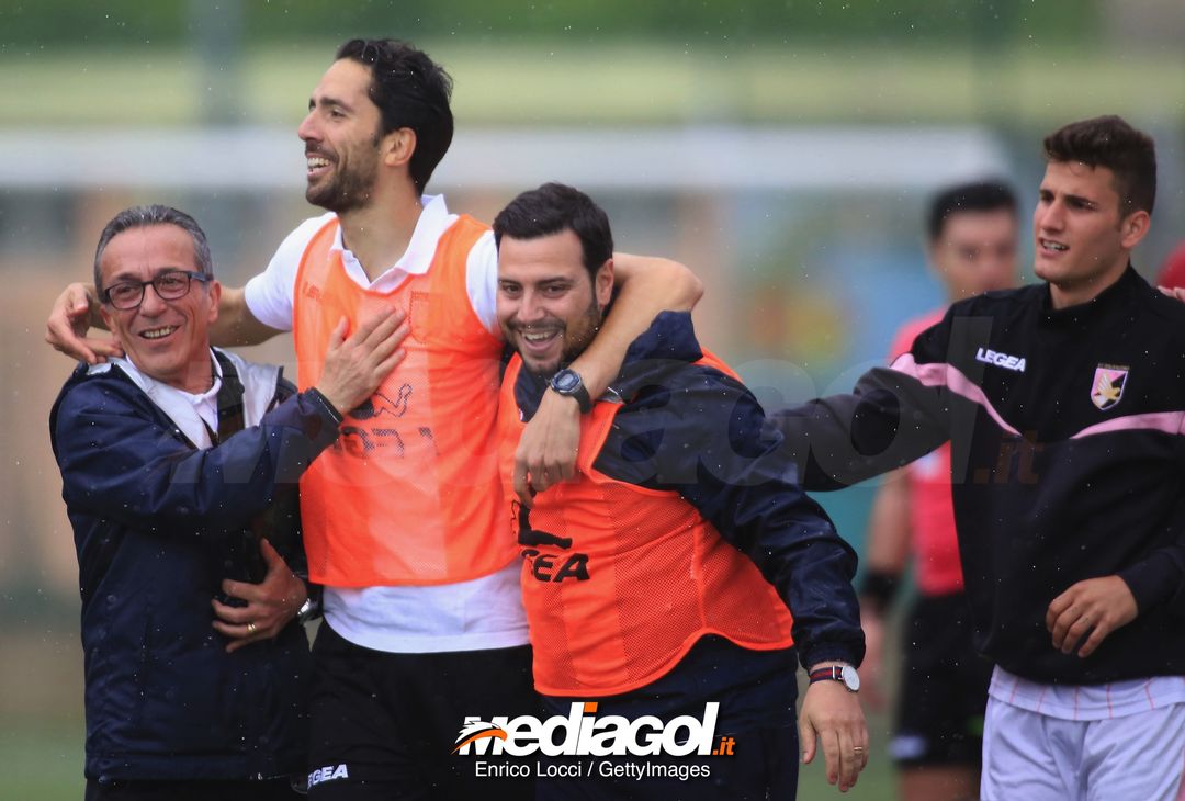  CAGLIARI, ITALY - MAY 05: Players of Palermo and the coach Giuseppe Scurto celebrate promotion in Primavera 1 during the Primavera 1 match between Cagliari Calcio U19 and US Citta di Palermo U19 at Stadio Renato Raccis on May 5, 2018 (Photo by Enrico Locci/Getty Images) 