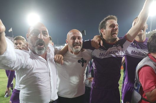 FLORENCE, ITALY - MAY 21: Vincenzo Italiano manager of ACF Fiorentina celebrates the victory after during the Serie A match between ACF Fiorentina and Juventus at Stadio Artemio Franchi on May 21, 2022 in Florence, Italy. (Photo by Gabriele Maltinti/Getty Images) Calendario Serie A: ecco la data del sorteggio- immagine 2