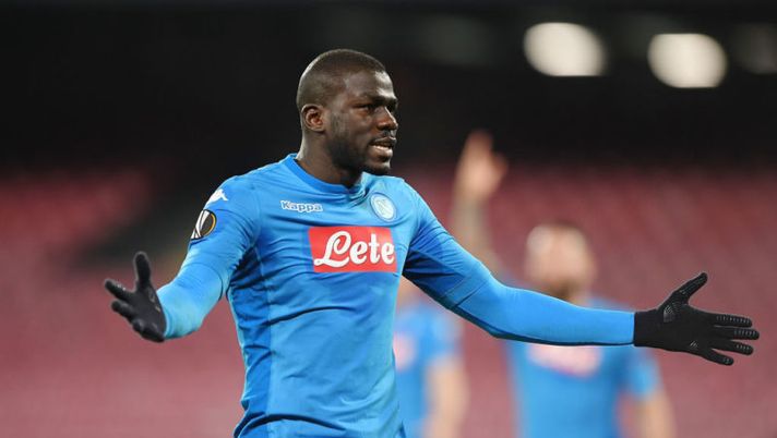 NAPLES, ITALY - FEBRUARY 15: Kalidou Koulibaly of SSC Napoli in action during UEFA Europa League Round of 32 match between Napoli and RB Leipzig at the Stadio San Paolo on February 15, 2018 in Naples, Italy. (Photo by Francesco Pecoraro/Getty Images) Ancelotti ha chiamato De Laurentiis: richiesta esplicita per Koulibaly - immagine 1