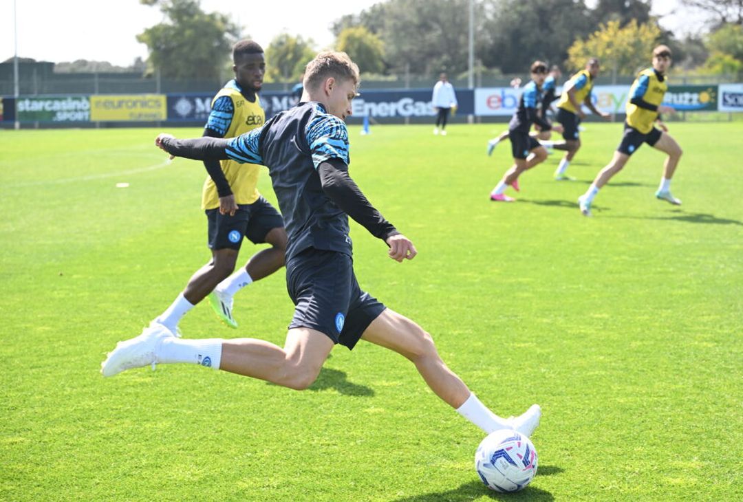 GALLERY Il Napoli torna ad allenarsi: sorrisi e concentrazione per gli azzurri - immagine 5