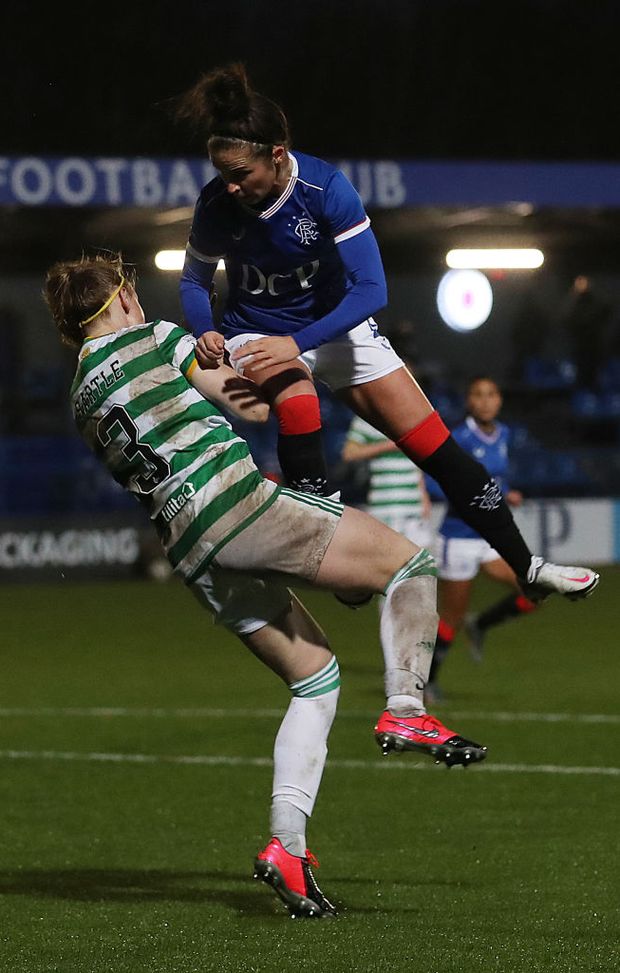 Scontri e gioco duro anche nel derby femminile di Glasgow (Photo by Ian MacNicol/Getty Images) Scontri e gioco duro anche nel derby femminile di Glasgow (Photo by Ian MacNicol/Getty Images)