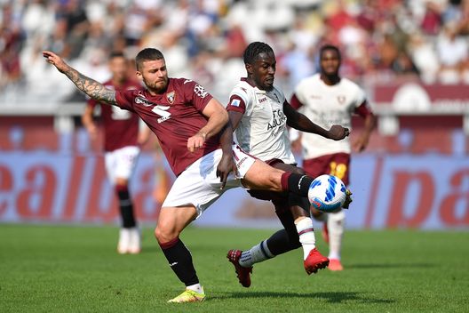 TURIN, ITALY - SEPTEMBER 12: Karol Linetty (L) of Torino FC competes with Mamadou Coulibaly of US Salernitana during the Serie A match between Torino FC and US Salernitana at Stadio Olimpico di Torino on September 12, 2021 in Turin, Italy. (Photo by Valerio Pennicino/Getty Images)