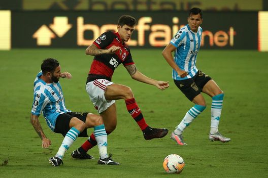 RIO DE JANEIRO, BRAZIL - DECEMBER 01: Pedro of Flamengo fights for the ball with Eugenio Mena of Racing Club during a round of sixteen second leg match between Flamengo and Racing Club as part of Copa Conmebol Libertadores 2020 at Maracana Stadium on December 01, 2020 in Rio de Janeiro, Brazil. (Photo by Bruna Prado/Getty Images) RIO DE JANEIRO, BRAZIL - DECEMBER 01: Pedro of Flamengo fights for the ball with Eugenio Mena of Racing Club during a round of sixteen second leg match between Flamengo and Racing Club as part of Copa Conmebol Libertadores 2020 at Maracana Stadium on December 01, 2020 in Rio de Janeiro, Brazil. (Photo by Bruna Prado/Getty Images)