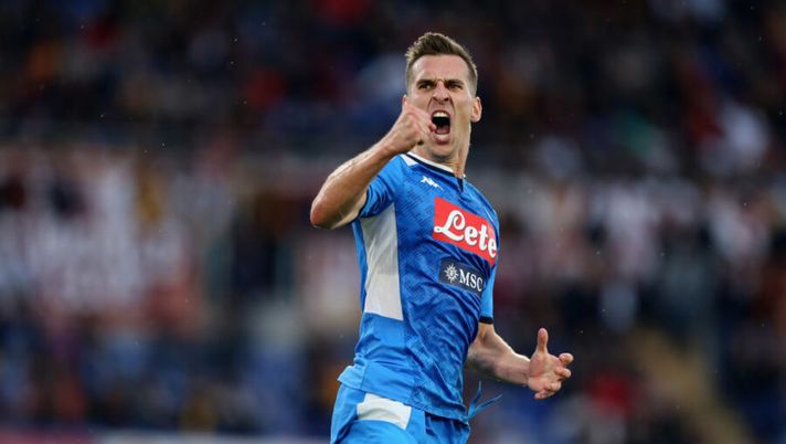 ROME, ITALY - NOVEMBER 02: Arkadiusz Milik of SSC Napoli celebrates after scoring his team's first goal during the Serie A match between AS Roma and SSC Napoli at Stadio Olimpico on November 2, 2019 in Rome, Italy. (Photo by Paolo Bruno/Getty Images) CorSport: “Questo è il piano di Milik per la Juve. Ma De Laurentiis….” - immagine 1