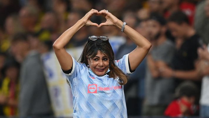 BERN, SWITZERLAND - SEPTEMBER 14: A Security guard reacts after receiving the shirt of Cristiano Ronaldo of Manchester United (not pictured) after the UEFA Champions League group F match between BSC Young Boys and Manchester United at Stadion Wankdorf on September 14, 2021 in Bern, Switzerland. (Photo by Matthias Hangst/Getty Images) BERN, SWITZERLAND - SEPTEMBER 14: A Security guard reacts after receiving the shirt of Cristiano Ronaldo of Manchester United (not pictured) after the UEFA Champions League group F match between BSC Young Boys and Manchester United at Stadion Wankdorf on September 14, 2021 in Bern, Switzerland. (Photo by Matthias Hangst/Getty Images)