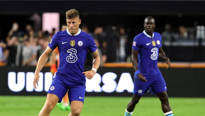 LAS VEGAS, NEVADA - JULY 16: Ross Barkley #18 of Chelsea dribbles the ball ahead of teammate Malang Sarr #31 during a preseason friendly match against Club América at Allegiant Stadium on July 16, 2022 in Las Vegas, Nevada. Chelsea defeated Club América 2-1. (Photo by Ethan Miller/Getty Images) Il Chelsea taglia fuori 6 giocatori: rimangono senza numero… - immagine 1