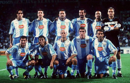 Mihajlovic (quarto in piedi da destra) e Mancini (primo in ginocchio da destra) ai tempi della Lazio Mihajlovic (quarto in piedi da destra) e Mancini (primo in ginocchio da destra) ai tempi della Lazio
