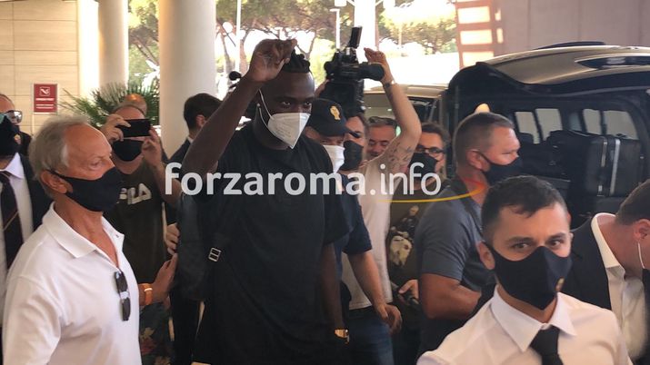 Abraham a Roma: inizia il dopo Dzeko. Mourinho: &#8220;Bello sentire l&#8217;amore dei tifosi&#8221; 