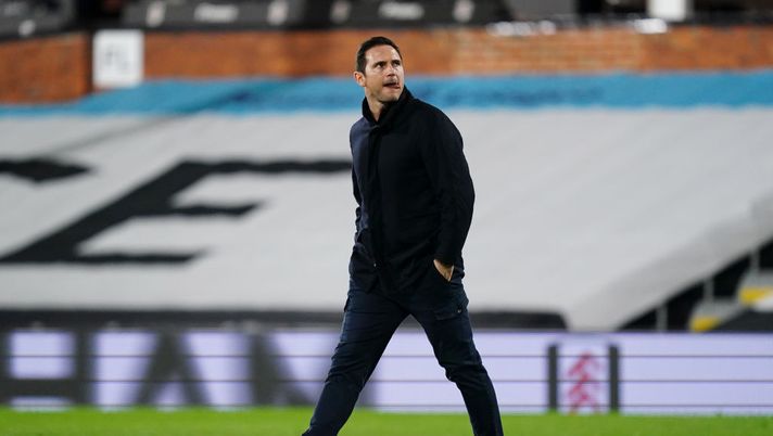 LONDON, ENGLAND - JANUARY 16: Frank Lampard, Manager of Chelsea looks on prior to Premier League match between Fulham and Chelsea at Craven Cottage on January 16, 2021 in London, England. Sporting stadiums around England remain under strict restrictions due to the Coronavirus Pandemic as Government social distancing laws prohibit fans inside venues resulting in games being played behind closed doors. (Photo by John Walton - Pool/Getty Images) Everton, Lampard si presenta: “Non vedo l’ora di iniziare. Giovani? Se sono validi li inserirò subito” - immagine 1