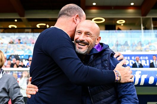 GENOA, ITALY - NOVEMBER 06: Dejan Stankovic head coach of Sampdoria (L) greets Vincenzo Italiano head coach of Fiorentina prior to kick-off in the Serie A match between UC Sampdoria and ACF Fiorentina at Stadio Luigi Ferraris on November 6, 2022 in Genoa, Italy. (Photo by Simone Arveda/Getty Images) Stankovic le prova tutte, ma la Viola è padrona del campo- immagine 2