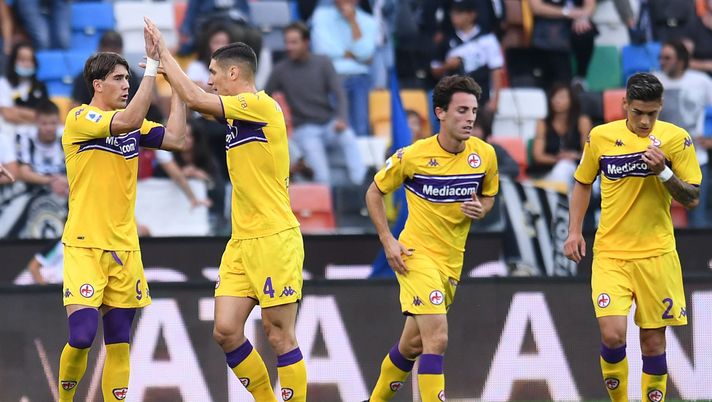 UDINE, ITALY - SEPTEMBER 26: Dusan Vlahovic of ACF Fiorentina celebrates after scoring the opening goal during the Serie A match between Udinese Calcio and ACF Fiorentina at Dacia Arena on September 26, 2021 in Udine, Italy. (Photo by Alessandro Sabattini/Getty Images) FOCUS AVVERSARIO – La Viola sembra essere sbocciata: è il ritorno tra le big? - immagine 1