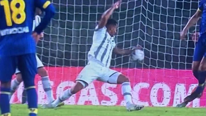Verona-Juve, la moviola: braccio largo di Danilo quasi una parata. Un rebus - immagine 1