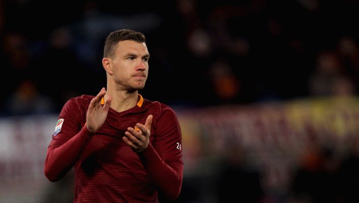 ROME, ITALY - FEBRUARY 19: Edin Dzeko reacts during the Serie A match between AS Roma and FC Torino at Stadio Olimpico on February 19, 2017 in Rome, Italy. (Photo by Paolo Bruno/Getty Images) Roma, comunicazione ufficiale sull’infortunio di Dzeko: i tempi di recupero - immagine 1