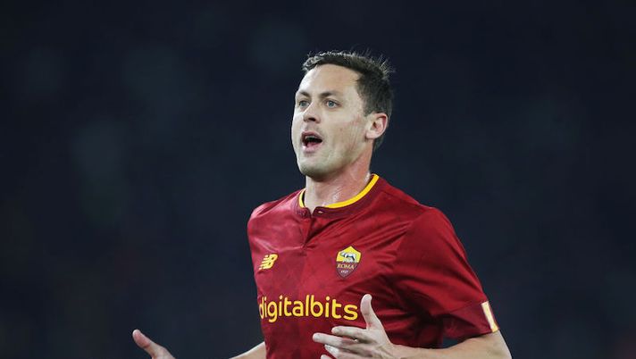 ROME, ITALY - JANUARY 12: Nemanja Matic of AS Roma reacts during the Coppa Italia Round of 16 match between AS Roma and Genoa CFC at Stadio Olimpico on January 12, 2023 in Rome, Italy. (Photo by Paolo Bruno/Getty Images) Roma, buone notizie per Abraham e Matic: niente esami. Karsdorp non ha lesioni - immagine 1