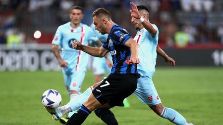 MONZA, ITALY - SEPTEMBER 05: Teun Koopmeiners of Atalanta BC is challenged by Dany Mota of AC Monza during the Serie A match between AC Monza and Atalanta BC at Stadio Brianteo on September 05, 2022 in Monza, Italy. (Photo by Marco Luzzani/Getty Images)