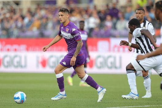 FLORENCE, ITALY - APRIL 27: Lucas Martinez Quarta of ACF Fiorentina in action during the Serie A match between ACF Fiorentina and Udinese Calcio at Stadio Artemio Franchi on April 27, 2022 in Florence, Italy. (Photo by Gabriele Maltinti/Getty Images) Amoruso: “Milenkovic vale due pedine. Quarta deve volere il riscatto”- immagine 2