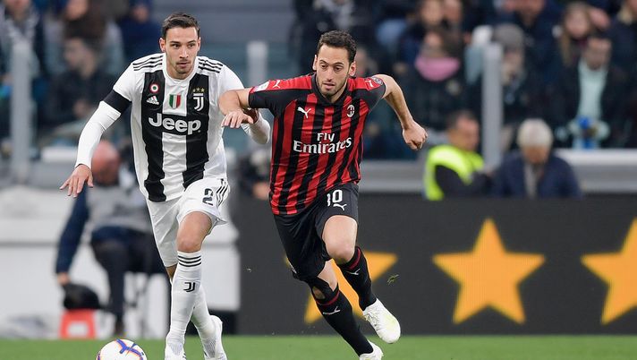 6 aprile 2019, Juventus-Milan 2-1: Mattia De Sciglio e Hakan Calhanoglu (credits: GETTY Images) 