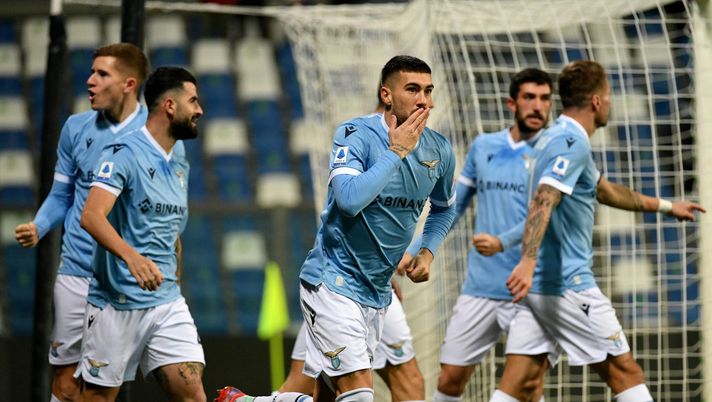 REGGIO NELL'EMILIA, ITALY - DECEMBER 12: Mattia Zaccagni of SS Lazio of SS Lazio celebrates after scoring the opening goal of his team with his teammatesduring the Serie A match between US Sassuolo and SS Lazio at Mapei Stadium - Citta' del Tricolore on December 12, 2021 in Reggio nell'Emilia, Italy. (Photo by Marco Rosi/Getty Images) REGGIO NELL'EMILIA, ITALY - DECEMBER 12: Mattia Zaccagni of SS Lazio of SS Lazio celebrates after scoring the opening goal of his team with his teammatesduring the Serie A match between US Sassuolo and SS Lazio at Mapei Stadium - Citta' del Tricolore on December 12, 2021 in Reggio nell'Emilia, Italy. (Photo by Marco Rosi/Getty Images)