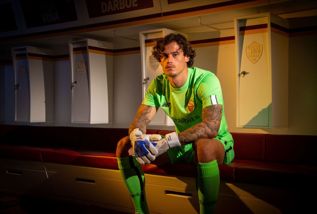 Ecco Svilar: gli scatti tra arrivo, firma e nuova maglia a Trigoria – FOTO GALLERY- immagine 1