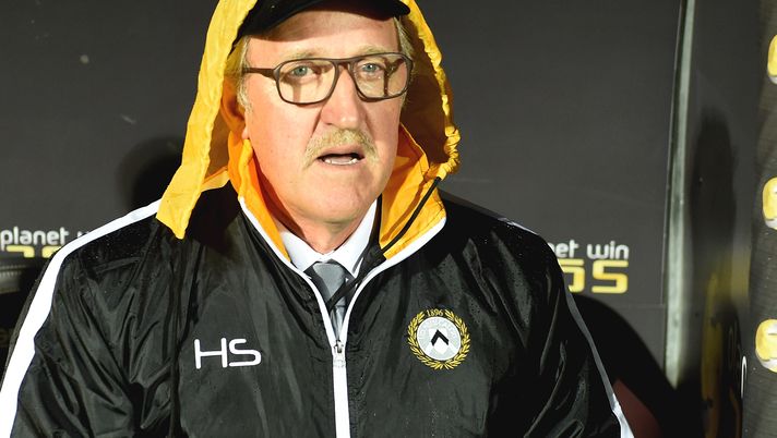 PALERMO, ITALY - OCTOBER 27: Head Coach Luigi Delneri of Udinese looks on  during the Serie A match between US Citta di Palermo and Udinese Calcio at Stadio Renzo Barbera on October 27, 2016 in Palermo, Italy.  (Photo by Tullio M. Puglia/Getty Images) 