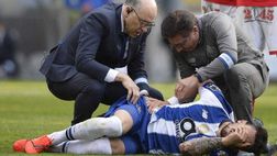 Ex Inter, incredibile infortunio per Telles: segna il rigore e stramazza al suolo. Sostituito