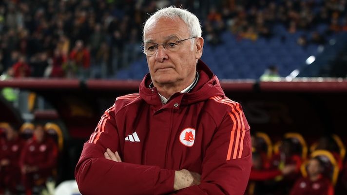 ROME, ITALY - FEBRUARY 24: Roma Head coach, Claudio Ranieri looks on during the Serie A match between AS Roma and Monza at Stadio Olimpico on February 24, 2025 in Rome, Italy. (Photo by Paolo Bruno/Getty Images) Ranieri. “Il gruppo aveva perso autostima. Champions League? Sono sempre positivo” - immagine 1