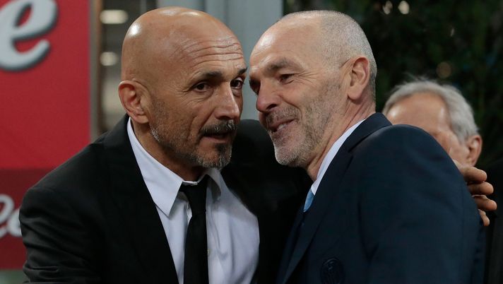 MILAN, ITALY - FEBRUARY 26: AS Roma coach Luciano Spalletti greets FC Internazionale Milano coach Stefano Pioli (R) before the Serie A match between FC Internazionale and AS Roma at Stadio Giuseppe Meazza on February 26, 2017 in Milan, Italy. (Photo by Emilio Andreoli/Getty Images ) Vinicio Verza: “Ibra è eterno, per lo Scudetto lotteranno in quattro…” - immagine 1