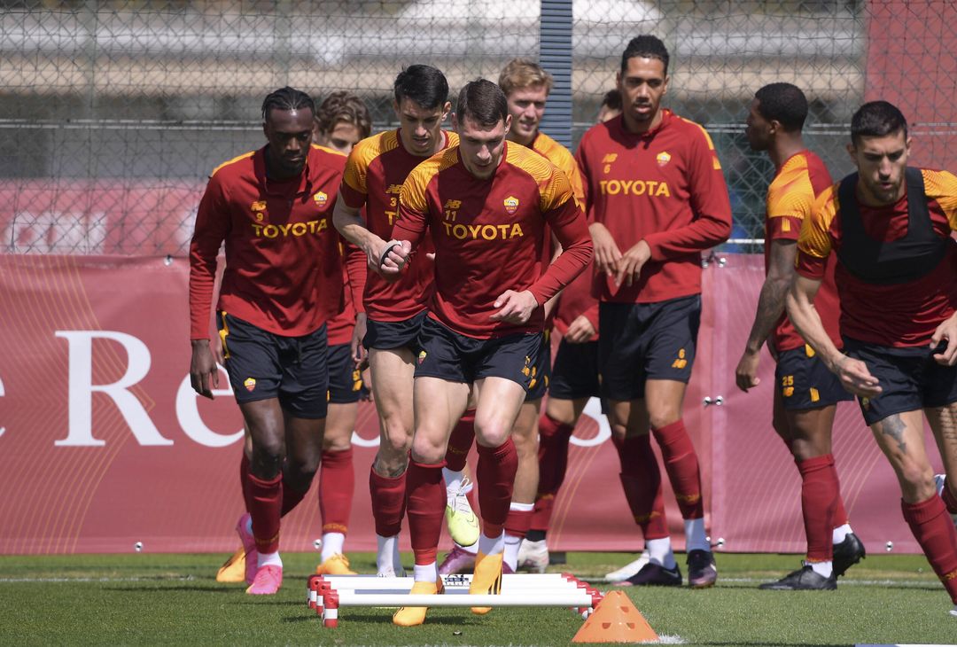 Roma, l’allenamento alla vigilia del Feyenoord: Dybala in gruppo – FOTO GALLERY - immagine 2