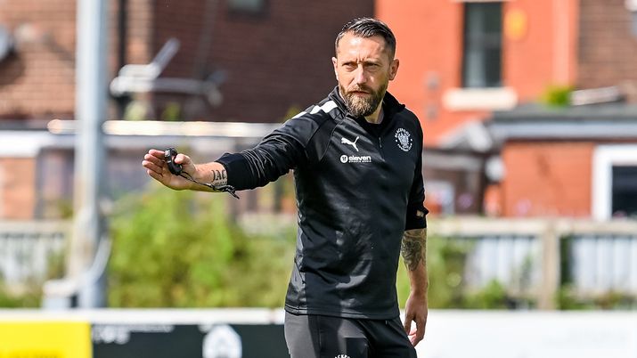 Il Blackpool è penultimo e un tifoso getta l’abbonamento…nel letame. - immagine 1