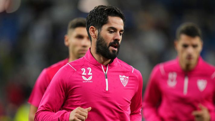 MADRID, SPAIN - OCTOBER 22: Isco of Sevilla FC warms up prior to the LaLiga Santander match between Real Madrid CF and Sevilla FC at Estadio Santiago Bernabeu on October 22, 2022 in Madrid, Spain. (Photo by Angel Martinez/Getty Images) Ds Salernitana: “Isco ci è stato proposto, poi è andata così: capita spesso” - immagine 1