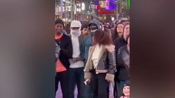 VIDEO / Passamontagna e…: Mbappé e Hakimi in incognito tra la gente a Times Square
