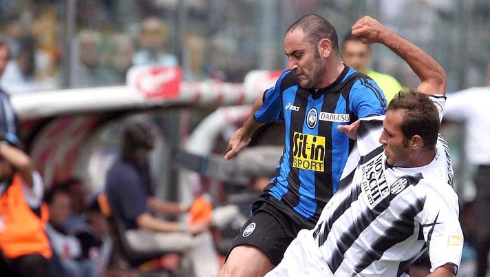 BERGAMO, ITALY - MAY 5: Riccardo Zampagna of Atalanta and Daniele Portanova of Siena in action during the Serie A football match between Atalanta and Siena on May 5, 2007 at the Stadio Azzurri D`Italia in Bergamo, Italy. (Photo by New press/Getty Images) BERGAMO, ITALY - MAY 5: Riccardo Zampagna of Atalanta and Daniele Portanova of Siena in action during the Serie A football match between Atalanta and Siena on May 5, 2007 at the Stadio Azzurri D`Italia in Bergamo, Italy. (Photo by New press/Getty Images)
