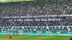 Derby di Vienna, la curva del Rapid contesta i poliziotti per la strage in Indonesia