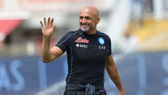 LA SPEZIA, ITALY - MAY 22: Luciano Spalletti manager of SSC Napoli celebrates after scoring a goal during the Serie A match between Spezia Calcio and SSC Napoli at Stadio Alberto Picco on May 22, 2022 in La Spezia, Italy. (Photo by Gabriele Maltinti/Getty Images) Spalletti: “Chiarisco una cosa su Mertens: la verità! Raspadori sarebbe il suo sostituto” - immagine 1