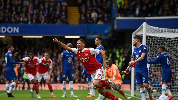 LONDON, ENGLAND - NOVEMBER 06: William Saliba celebrates after Gabriel of Arsenal (not pictured) scored their sides first goal during the Premier League match between Chelsea FC and Arsenal FC at Stamford Bridge on November 06, 2022 in London, England. (Photo by Justin Setterfield/Getty Images) London Derby, Arsenal on fire: Gunners primi grazie a Gabriel - immagine 1