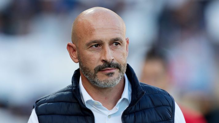 BERGAMO, ITALY - OCTOBER 02: Vincenzo Italiano, Head Coach of Fiorentina looks on during the Serie A match between Atalanta BC and ACF Fiorentina at Gewiss Stadium on October 02, 2022 in Bergamo, Italy. (Photo by Emilio Andreoli/Getty Images) Dal cs: buone notizie per Italiano sul fronte Dodò. Le ultime - immagine 1