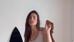 VIDEO / Carolina, ‘striptease’ sensuale sui social. Lady Cassano infiamma il web col suo outfit